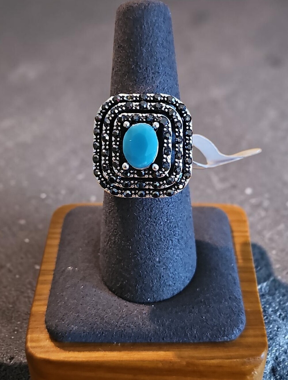 Sassified Boutique Nwt  Turquoise  Colored Accent Silver Ring -